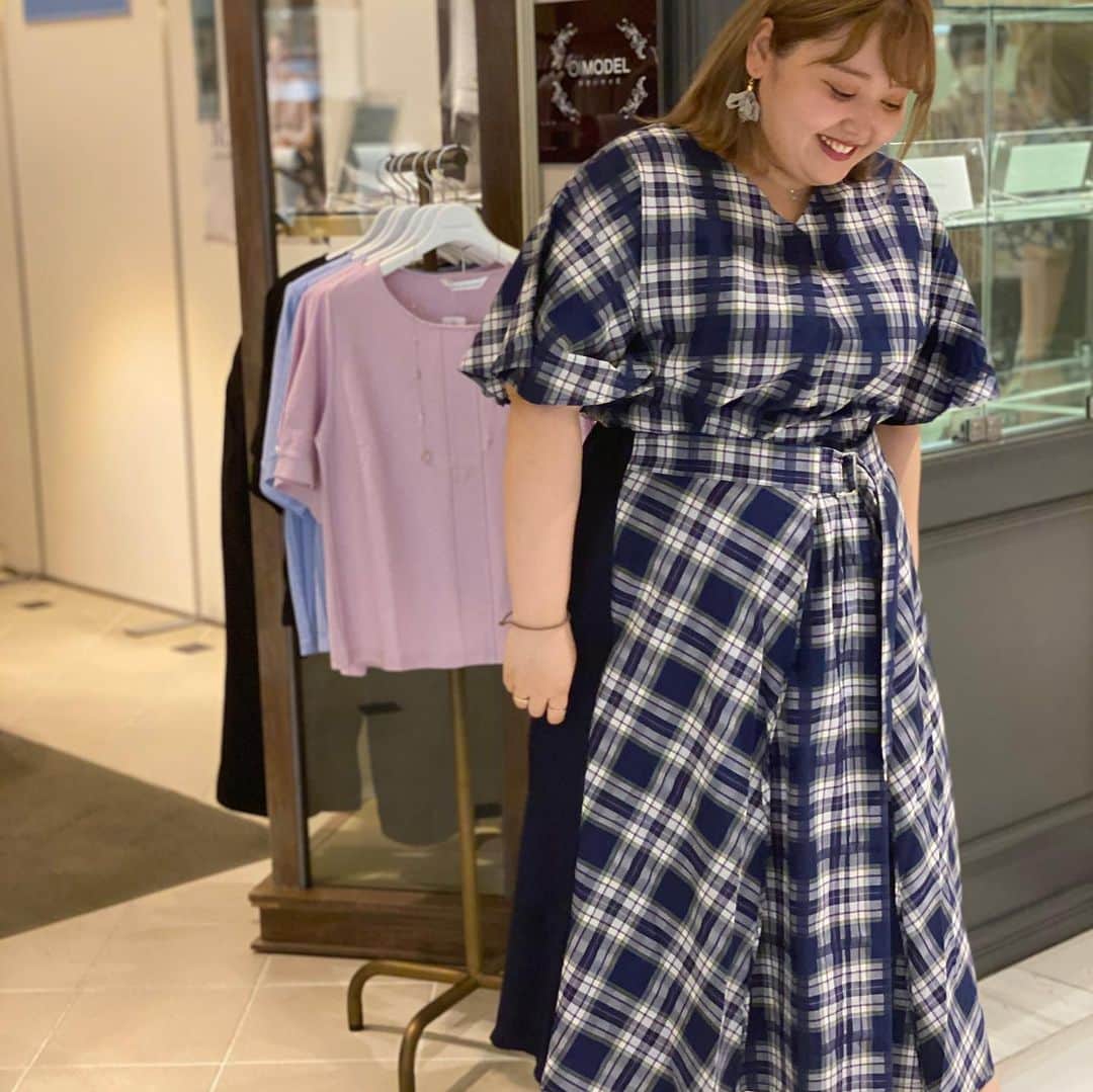 Alinoma公式さんのインスタグラム写真 - (Alinoma公式Instagram)「ㅤㅤㅤㅤㅤㅤㅤㅤㅤㅤㅤㅤㅤ ■2WAYチェック&プリーツコーデ ㅤㅤㅤㅤㅤㅤㅤㅤㅤㅤㅤㅤㅤ モデルさんもかわいい！と一目惚れしたチェックのスカート。エプロン部分が２WAYでデザインを変えられます。おそろいのトップスもVネックとUネックの2WAY！セットで着ればワンピース風に！ ㅤ ＜アイテム＞ㅤㅤㅤㅤㅤㅤㅤㅤ ブラウス＆スカート #BouJeloud →LL～5L展開 ㅤㅤㅤㅤㅤㅤㅤㅤㅤㅤㅤㅤㅤㅤㅤㅤㅤㅤㅤㅤ ㅤㅤㅤㅤ 〉〉モデル：みずぴす @pisupisu261 ／160cm（ネイビー4L-5L着用） ㅤㅤㅤㅤㅤㅤㅤㅤㅤ AlinomaはLL～10Lサイズのぽっちゃり女性のためのファッションECモールです。ありのままの自分をもっと素敵に！そんな想いを叶えるファッションをお届けします♪ ▼▼ @alinoma_official ⇒気になったアイテムはプロフィールのURLからcheck ㅤ URL 〉〉https://bit.ly/2KAEba4 ㅤㅤㅤㅤㅤㅤㅤㅤㅤㅤㅤㅤㅤㅤ #アリノマ #ぽっちゃり #プラスサイズ #大きいサイズ #大きいサイズレディース #プラスサイズコーデ #ぽっちゃりコーデ #ラファコーデ #ぽっちゃり女子 #ぽっちゃり大人女子  #ぽちゃコーデ #ぽっちゃりファッション #ぽちゃかわ #ぽっちゃりさんと繋がりたい #今日のコーデ #着痩せコーデ #着痩せ #着やせコーデ#着やせ #体型カバー#体型カバーコーデ #夏ファッション #夏コーデ #チェック #プリーツ  ㅤ #alinoma #plussize #plussizemodel #plussizefashion」7月9日 8時45分 - alinoma_official