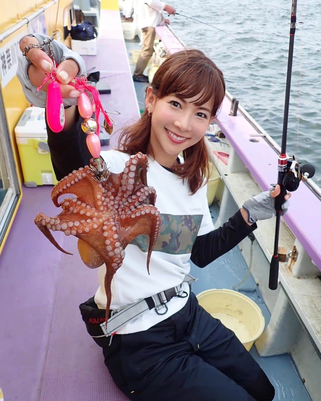 阪本智子さんのインスタグラム写真 - (阪本智子Instagram)「🐙♡ 1年前の#タコ釣り ・ 今月発売の雑誌「つり丸」では、 #タコ料理 について書いています🍳❤️ ぜひ見てくださいね🤤♬ ＊ #fishing #octopus #octopus🐙 #octopusfishing #sea #ocean #fishinggirl #釣り #マダコ #マダコ釣り #蛸 #タコ #船 #海 #阪本智子」7月9日 8時52分 - tomoko_sakamoto423