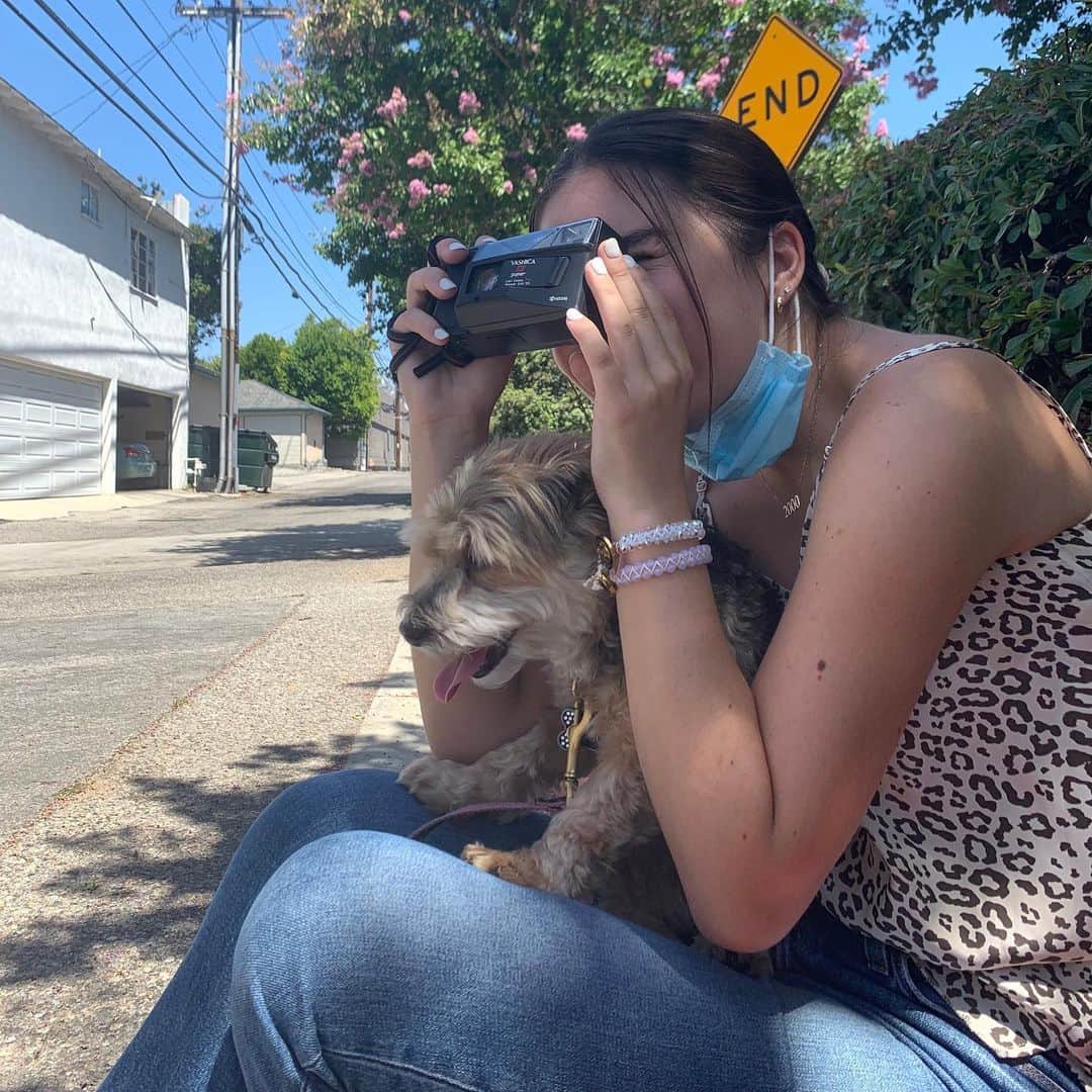 ランドリー・ベンダーのインスタグラム：「New quarantine business: socially distanced photography while I pet sit」
