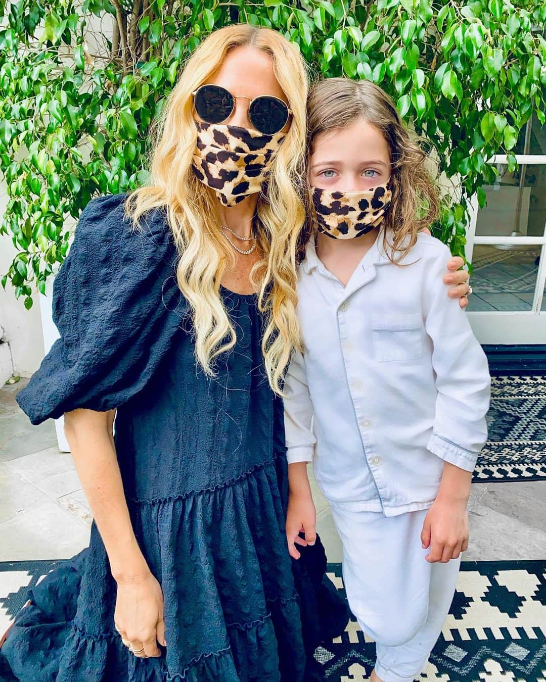 レイチェル・ゾーさんのインスタグラム写真 - (レイチェル・ゾーInstagram)「Beyond happy to share my latest leopard print @shoprachelzoe #mommyandme masks 🐆😷 We wear masks to protect each other,  our friends, and all of the healthcare heroes and frontline workers keeping us safe.  This pandemic will only end if we all help together... it is the very least we can do. PLEASE show that you care and #wearamask whenever you leave your home!! Tap the sticker to shop ✨ XoRZ  @CAGovernor @CApublichealth @gavinnewsom #YourActionsSaveLives #covid19」7月9日 8時59分 - rachelzoe