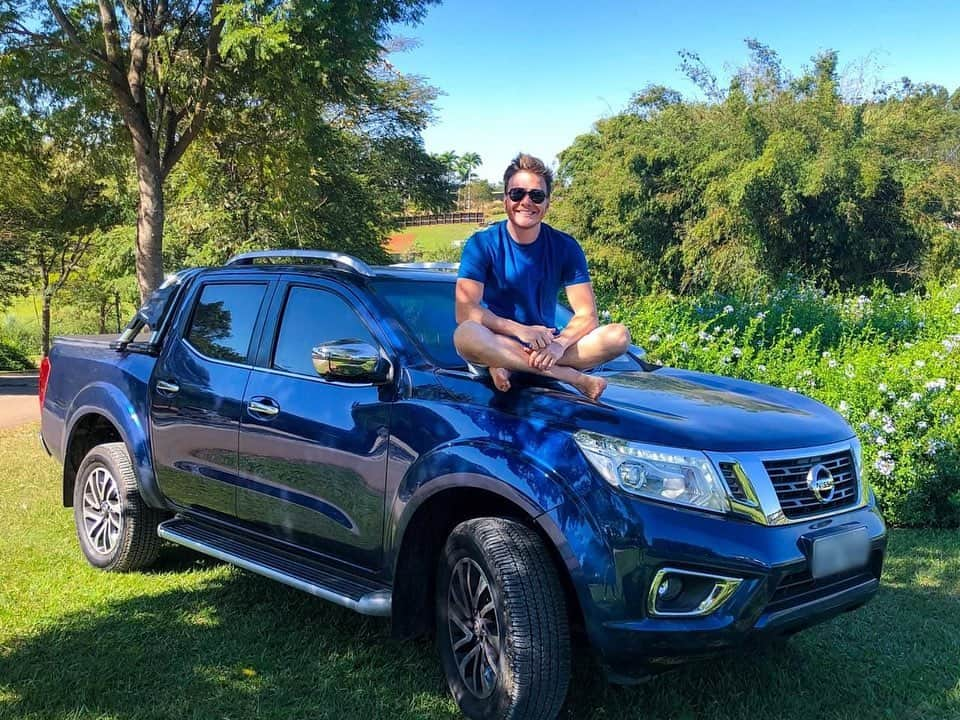 ミシェル・テロさんのインスタグラム写真 - (ミシェル・テロInstagram)「Turma, por aqui bateu uma saudade de pegar a estrada a bordo da minha #NissanFrontier, mas arrasta pro lado pra ver a realidade 😂. Como ainda não podemos sair o que resta é dar aquele talento da minha parceira. Com uma picape dessas não dá nem pra reclamar né? Mas para que ela esteja brilhando e com todo o gás quando voltamos é importante tomar uns cuidados em casa. Por isso eu deixei nos meus stories algumas dicas da Nissan para vocês também manterem seus carros em bom estado. Agora contem aqui se o carro de vocês também nunca esteve tão limpo como nessa quarentena! #NissanFrontier #NissanNaGaragem #ad」7月9日 9時10分 - micheltelo