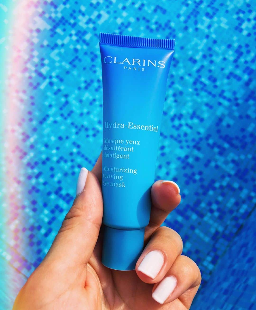 CLARINSさんのインスタグラム写真 - (CLARINSInstagram)「💦Perfect for the hot summer weather, this super hydrating eye mask, with a cream-gel texture that melts into your skin, soothes and revives tired-looking eyes 💙💦 #skincare #summerbeauty #clarinsskincare  photo: @cruelbeautyblog」7月9日 9時21分 - clarinsusa