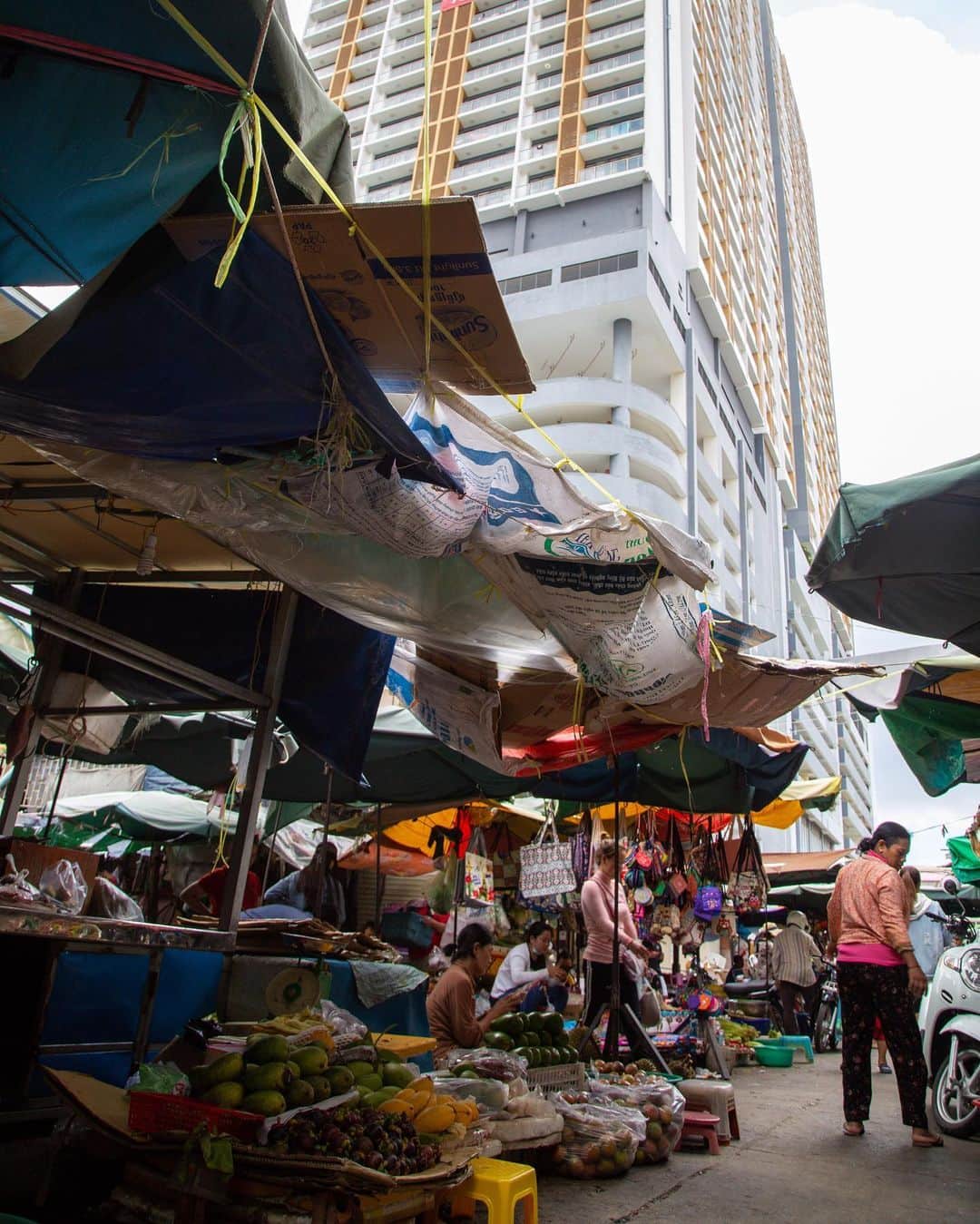 のインスタグラム：「Over-supply with no regard for local people's livelihood, Phnom Penh, Cambodia」