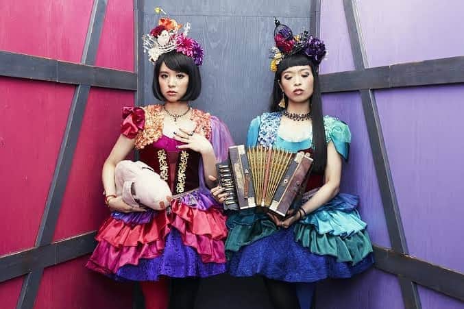 小春のインスタグラム：「今日でチャラン・ポ・ランタン メジャーデビュー6周年なのだよ おめでとうウチら🎪 ありがとうももちゃん🐖  本当にいろいろあったなぁ6年 最高だよこんな人生 まだ終わりじゃないけど  6年かあ まだまだなんも始まってない気分だけどね…時は流れるドンブラコ  これからも誰かの思い出に 入り込める音楽を作ってゆきたいよ  通り過ぎた時は戻せないけど 曲にしたら思い出せるよね 最高だな〜この職業〜」