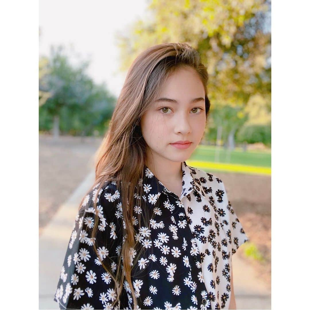 Eidaさんのインスタグラム写真 - (EidaInstagram)「夕方は涼しいよ🎐家族でお散歩。﻿  ﻿ ﻿ ﻿  #hairstyleforgirls  #halfjapanese﻿ #mixedgirl﻿ #西海岸﻿ #花柄ブラウス #カジュアル﻿ #ファッション﻿ #真顔﻿ #ロングヘア﻿ #白黒シャツ﻿ #13歳女子﻿ ﻿」7月9日 9時41分 - lespros_eida