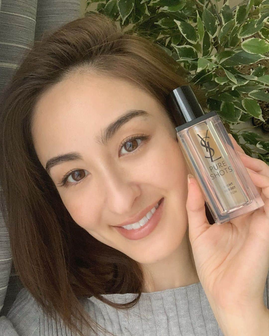 オードリー亜谷香のインスタグラム：「I introduced @yslbeauty Pure Shots to my skincare routine! It’s recharged and revitalized my skin, and the best part is the packaging is 100% recyclable and the refill can easily be popped in and used! It’s always sad when you’ve used up a product in a beautiful bottle and have to throw it away and now you don’t have to! This has been a savior especially to my mask sensitive skin🌵  最近ナイトタイムルーティンに@ysl のPure Shots を使っています！このパッケージはサステナブルとリフィルが入れやすい！マスク付ける肌がさらに強くなった！🌵  @yslbeauty #sponsored #ピュアショットナイトセラム #pureshots」