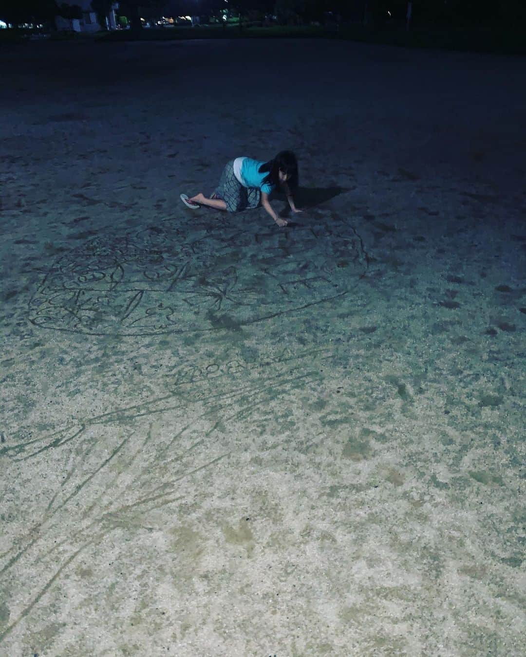 五月女ケイ子さんのインスタグラム写真 - (五月女ケイ子Instagram)「ずっと家にいて心もこもりがちだったので、夜の公園、落書き大作戦」7月9日 9時50分 - keikosootome