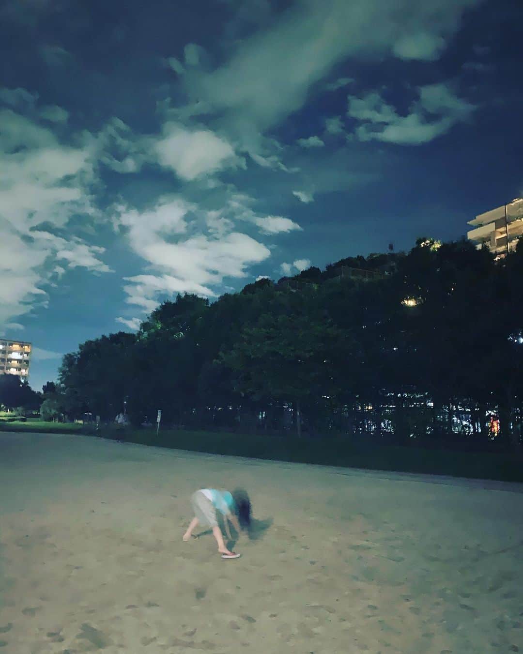 五月女ケイ子のインスタグラム：「ずっと家にいて心もこもりがちだったので、夜の公園、落書き大作戦」