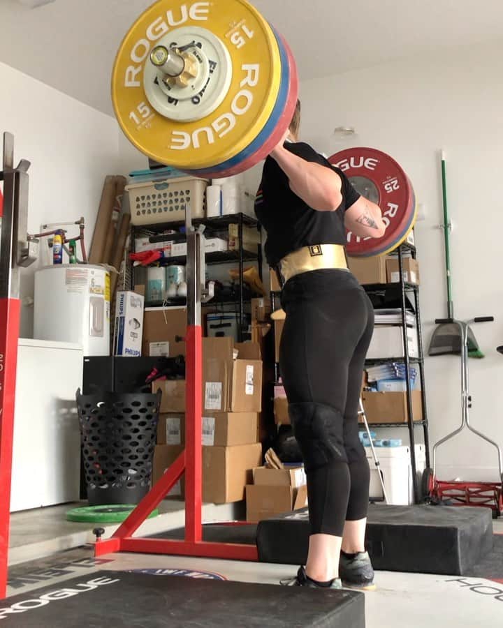 マッティ・ロジャーズのインスタグラム：「Today on #mostlybeltlessbitch, I “got to” do an extra set of 8’s with a belt after I finished & it’s gotta be a PR of some sort? (I have no idea). So if you’re keeping count at home, that’s Mattie: 1, squats: 9 million and a half, BUT WE’RE ON THE COME UP. Enjoy the garage side of my garage bc we are working with COMPACT SPACES HERE. Also some nice ass (beltless) snatches from this morning & I THINK the last day of my least favorite complex on the planet 🙂 Really earning next weeks back off this week. Feelin strangely strong & like.... good? Feeling good??? Never heard of her.  @2poodperformance @roguefitness @aimees2cents @catalystathletics @xendurance」