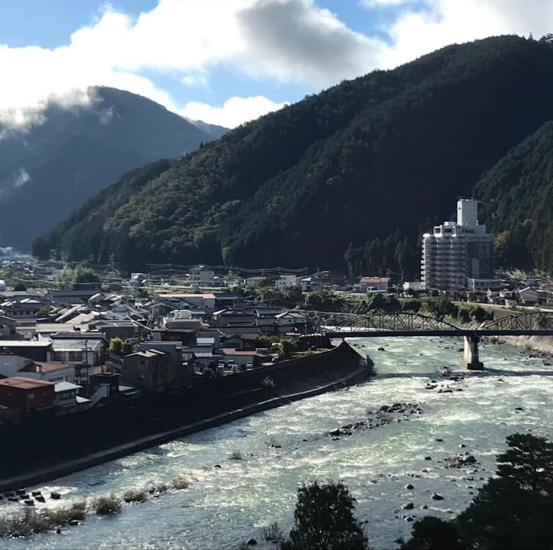 徳重杏奈さんのインスタグラム写真 - (徳重杏奈Instagram)「. 豪雨で被害を受けた皆さまに﻿ 心からお見舞い申し上げます。﻿ ﻿ 写真は下呂市﻿ ﻿ 早くいつもの飛騨川に﻿ そして、﻿ 皆さまの生活が 少しでも早く元に戻ることをお祈りしています。」7月9日 9時44分 - anna.tokushige