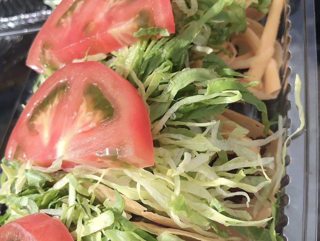 水原乙さんのインスタグラム写真 - (水原乙Instagram)「・ ・ タコライス発祥のお店「キングタコス」🌮💕 沖縄滞在中、美味し過ぎて2回食べに行きました😂😂 ・ ボリューム満点なのに、しっかり完食❗️ ・ ・ 🌹 ・ ・ #沖縄 #キングタコス #キングタコス普天間店 #タコス #🌮 #インスタグラビア #グラドル #グラビア #水原乙 #お姉さん #インスタグラマー #インフルエンサー #おっぱいは正義 #好可爱 #卡哇伊 #可愛 #맞팔 #これがこう #sexybody #sexyhot #instagravure #tagsforlikes #YouTube #YouTuber #japanesegirl #asianbeauty #gravure #portrait #followｍe」7月9日 9時59分 - mizuhara_oto