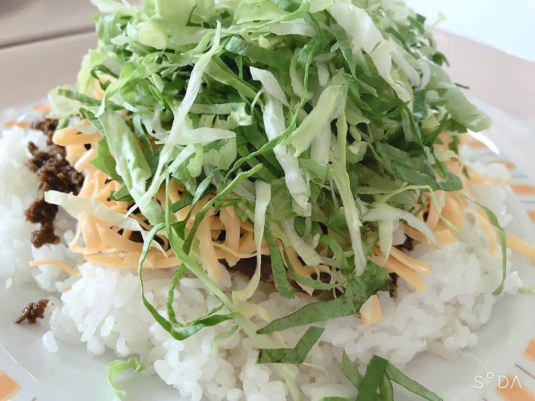 水原乙さんのインスタグラム写真 - (水原乙Instagram)「・ ・ タコライス発祥のお店「キングタコス」🌮💕 沖縄滞在中、美味し過ぎて2回食べに行きました😂😂 ・ ボリューム満点なのに、しっかり完食❗️ ・ ・ 🌹 ・ ・ #沖縄 #キングタコス #キングタコス普天間店 #タコス #🌮 #インスタグラビア #グラドル #グラビア #水原乙 #お姉さん #インスタグラマー #インフルエンサー #おっぱいは正義 #好可爱 #卡哇伊 #可愛 #맞팔 #これがこう #sexybody #sexyhot #instagravure #tagsforlikes #YouTube #YouTuber #japanesegirl #asianbeauty #gravure #portrait #followｍe」7月9日 9時59分 - mizuhara_oto