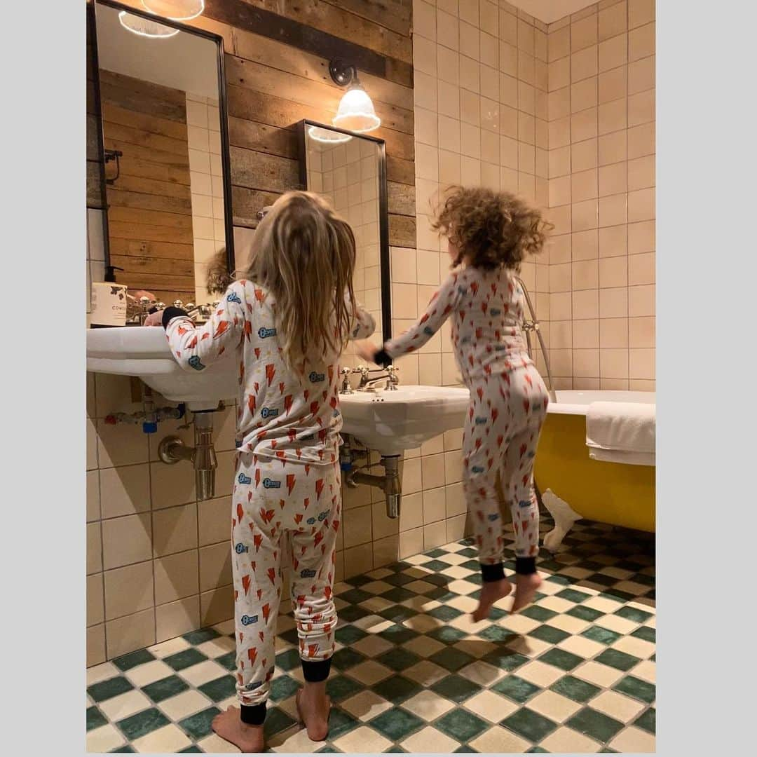 リヴ・タイラーさんのインスタグラム写真 - (リヴ・タイラーInstagram)「💗jumping for joy 💗 Lula rose and sailor gene brushing their teeth . Happy happy birthday # 4 baby girl !!!! We love you to the farthest planet and back again. Night night 😴🥰 thank you grandma Bebe @realbebebuell for our favorite pajamas @davidbowie @the_real_iman ✨」7月9日 9時52分 - misslivalittle