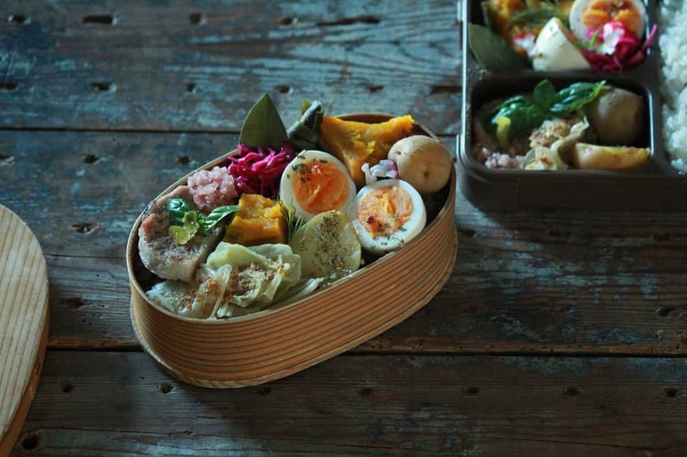 あやこのインスタグラム：「. 傷みにくいだけでなく美味しいから みんなの好物#ゆで卵のピクルス . ピクルス液って 砂糖を使うことも多いけれどこちらは不使用 . 運動する家族にぴったりの栄養価だし 彩りになるのでお弁当のおかずとしても優秀 . かぼちゃは以前 @miyu_25 さんが投稿されていて そうそう私も結び昆布と炊くのが好きなんだった、と 久々に拵えました . ２枚目長女 スマホはもっていないけれど 私のパソコンを共有してうまく付き合っています . .」