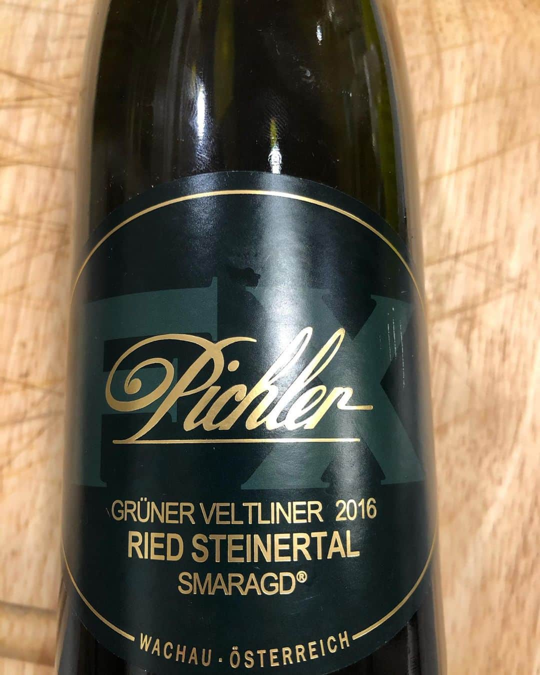 スーザン・ルッチさんのインスタグラム写真 - (スーザン・ルッチInstagram)「For those of you who’ve been following Chef Helmut’s cooking videos—many of you have asked about the wine we’re drinking.  I’ve told you about the Puligny Montrachet—and the other crisp white wine we love is this one: Gruner Veltliner from Austria—served nice and cold. Cheers!!!❤️👨‍🍳❤️」7月9日 10時13分 - therealsusanlucci