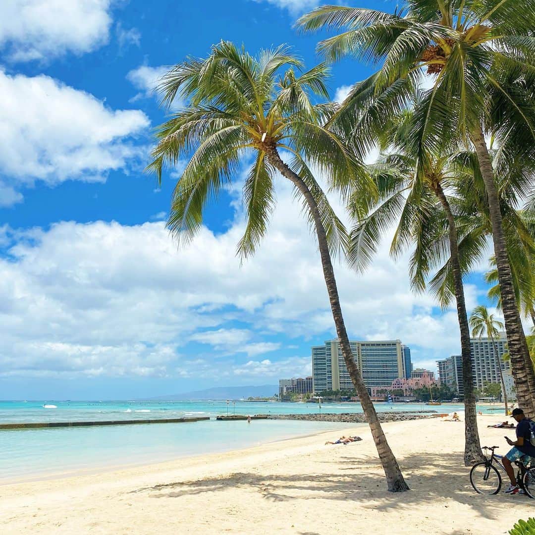 マキ・コニクソンさんのインスタグラム写真 - (マキ・コニクソンInstagram)「I am at Waikiki Beach now!!⛱⛱🏄‍♀️🏄🏄‍♂️ ホノルル動物園よりのワイキキビーチは人が少ないから穴場！😊 #Alohappy!! 😄🤙🏼」7月9日 10時14分 - makikonikson