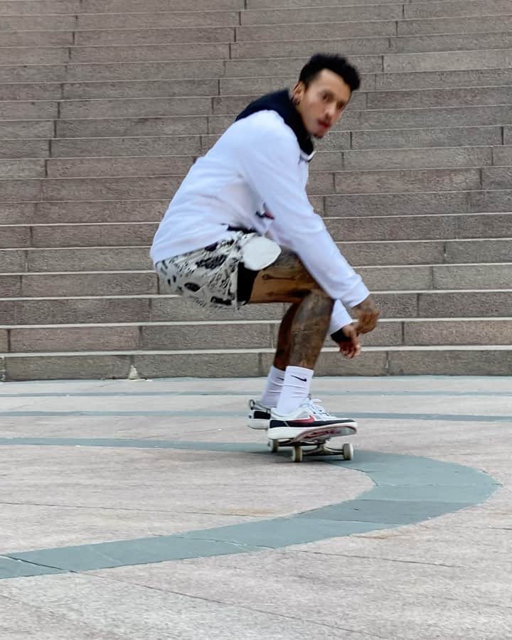 ナイジャ・ヒューストンのインスタグラム：「Some more shots of the @nikesb shoot! Need more on this rail sometime down the road😈 #NYJAH2」