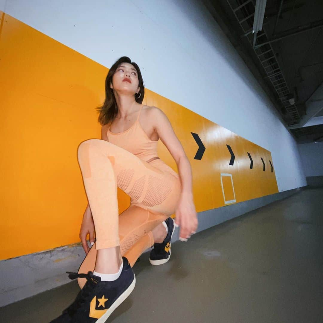 とももとももさんのインスタグラム写真 - (とももとももInstagram)「new wear🍊 新しいウェアにするとテンション上がるよね🔥 @lavia_sport  ・ #ラヴィアスポーツ #laviasport #ジムウェア #フィットネスウェア  #fwj #ボディメイク #減量  #フィグラ女子 #フィットネススター  #bestbodyjapan #フィットネス女子 #レースクイーン#筋トレ女子 #ワークアウト女子  #腹筋女子 #美尻 #ダイエット方法  #ダイエット #グラビアアイドル #フィットネス女子 #フィットネスモデル #トレーニーと繋がりたい  #お尻トレーニング」7月9日 10時19分 - coco_max0610