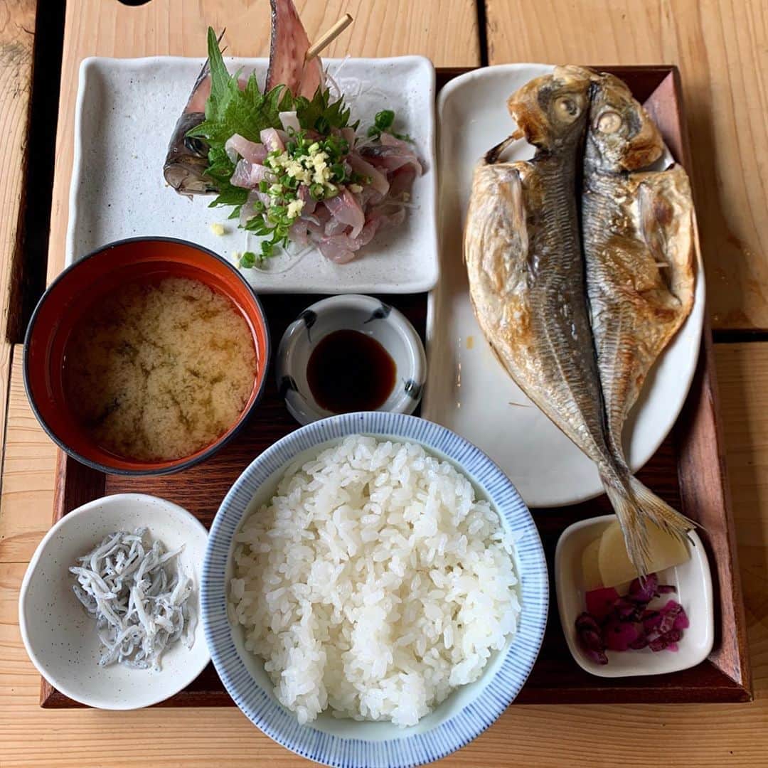 小野澤玲奈のインスタグラム：「プチ熱海観光🌟３時間コース  -囲炉茶屋でランチ -デザートは熱海プリン -来宮神社にお参り  アジがこんなにおいしいものだと気付いたのは 静岡に来てから。 養殖も天然も幻の…も！大好き💕漁師さんに感謝🐟  (アジと一緒にかきこむ白いご飯がもりもりなのが嬉しかった〜🍚)  #熱海 #熱海とりっぷ #熱海旅行 #熱海グルメ  #囲炉茶屋 #アジ #アジ定食  #熱海プリン #湯あがりコーヒー牛乳プリン  #来宮神社  #おのざわおすすめシリーズ  #olympuspenepl9」