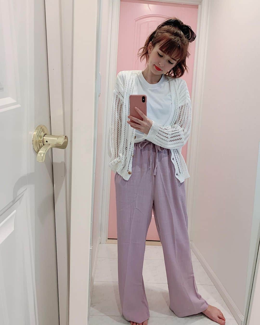 町田亜里香のインスタグラム：「はぁぁパープル👾可愛い♡ . DHOLICのパンツ🩳って ウエスト部分が紐の事が多くて 結べばぎゅーっと細くなるので サイズに悩むこもはけると思う🥺🥺 自分でサイズ調整出来るのいいよね🧚‍♀️✨ . ちなみに全身DHOLICです🥺🥺 DHOLIC安くて可愛くて 好きすぎる⭐︎ プチプラ助かります👛✨笑 . . そしてかきあげ風にした写真🤳笑 お友達が絶賛してくれた★ . . 短い前髪をかきあげする方法が わからないから出来ないのよ。。。 . #dholic #韓国ファッション  #韓国メイク #オルチャンファッション  #オルチャン #ママコーデ #2児ママ」