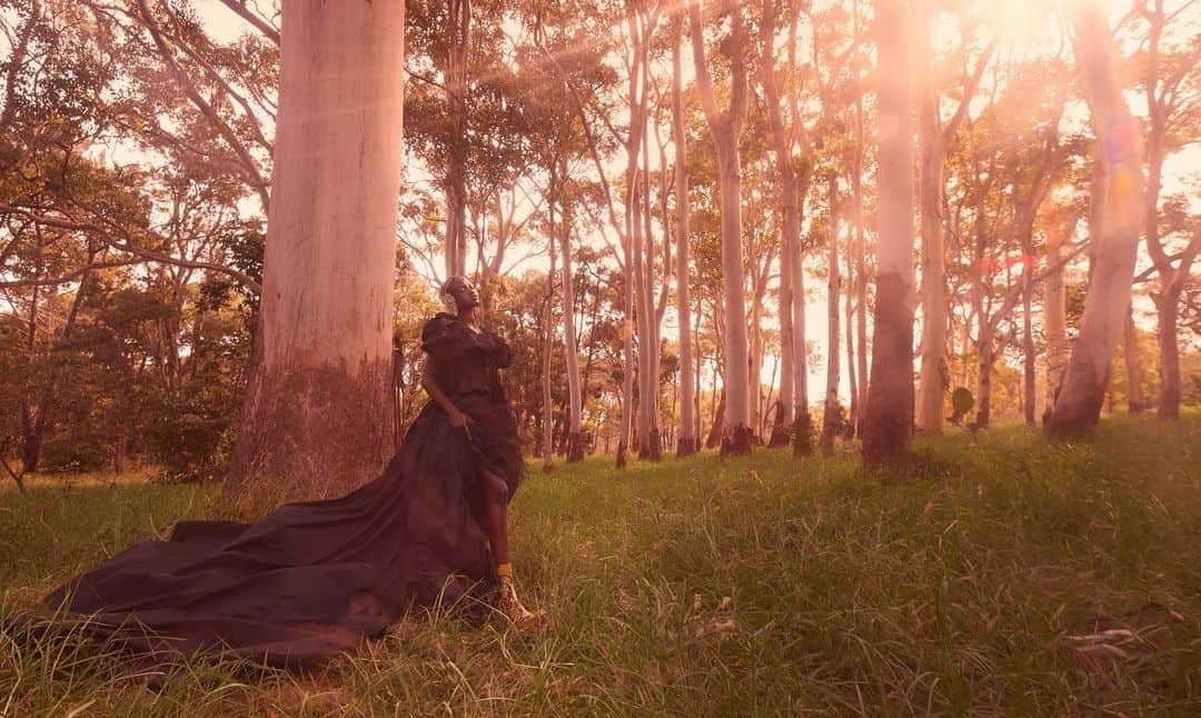 Vogue Australiaさんのインスタグラム写真 - (Vogue AustraliaInstagram)「Forest of dreams 💥 Photographed by @emmasummerton, styled by @edward_enninful, @vogueaustralia in co-production with @britishvogue, May 2020.」7月24日 6時28分 - vogueaustralia