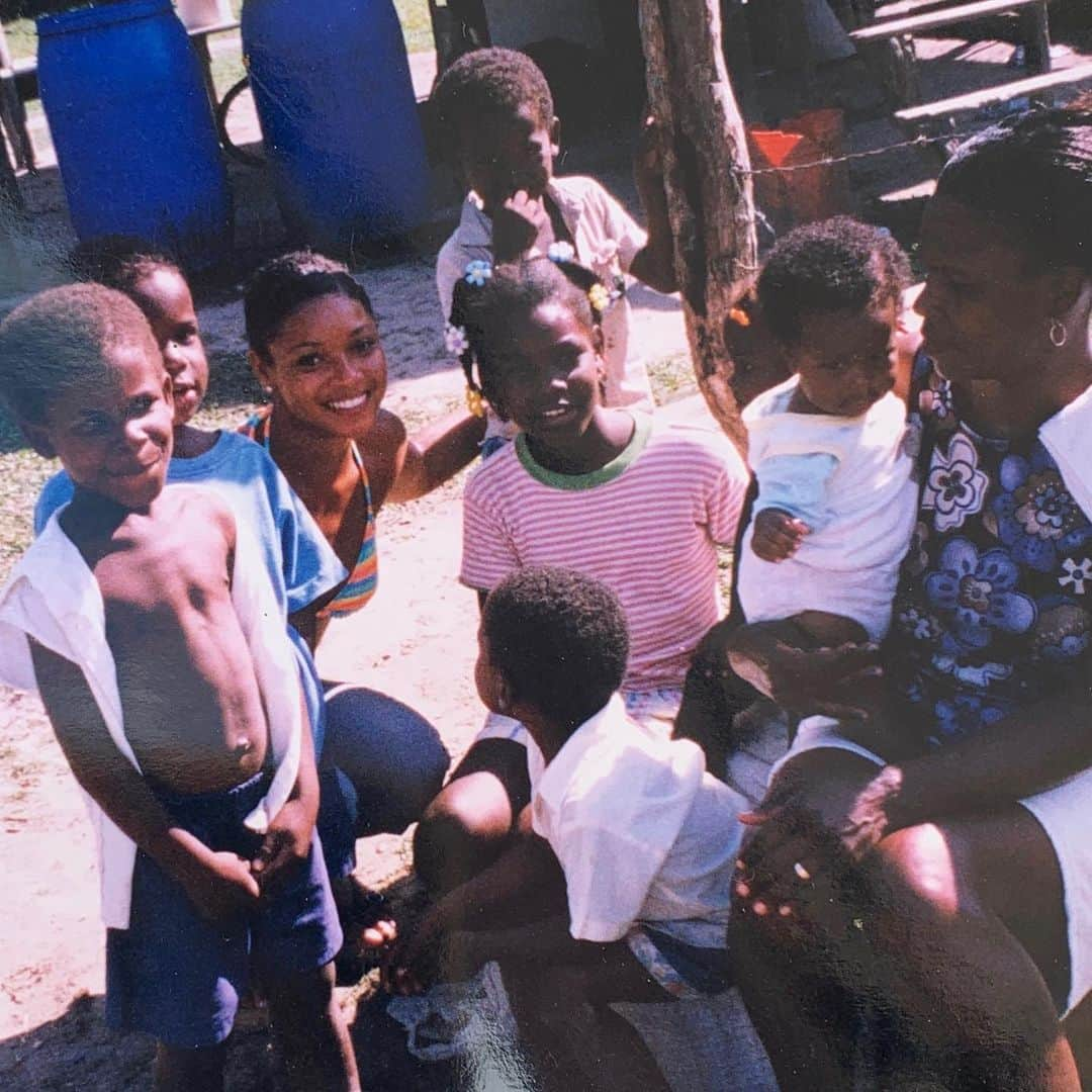 タマラ・ジョーンズさんのインスタグラム写真 - (タマラ・ジョーンズInstagram)「Flowers Bank #Belize .. 22 year old tam 1st time in Belize .. this village , at the time was only 103 population & the woman’s house that Im at , she bore 13 children out of that 103 population .. We brought lots of food , she cooked while we went on a river tour , came back & shared an amazing feast .. we were strangers when I arrived , but family at my departure ... Special memories .. never forgotten ♥️♥️♥️」7月24日 6時28分 - tamjones1