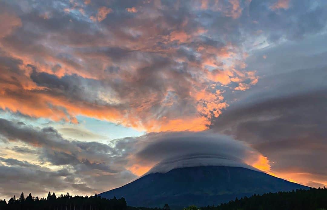 phantastic420のインスタグラム：「. 🤩🤩“Shizuoka” prefecture in Japan is a place where you can see the most “phantastic” Mt. Fuji🗻 in the world.🤩 #富士山 #mtfuji #japan #shizuoka #fujinomiya  #宮すた #miyasta @fujinomiyacity  #phantastic420photography #mostphantasticmtfuji #selamatpagi  #goodmorning  #おはようございます 😇😇😇😇😇😇😇🗻😇😇😇😇 今日も仕事だ！って言ってるのに朝から走り回っております🤣予想通りの☁隠れから逃れてここまでやってきました🤣戻らなければ🤣なんで仕事なの‼︎🤣」