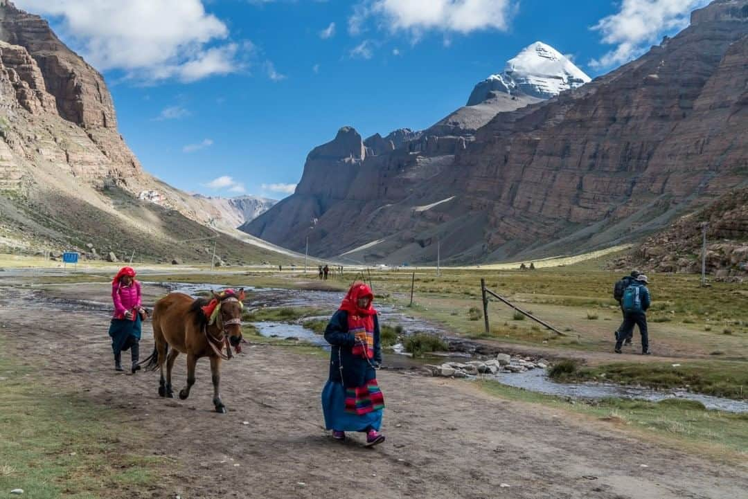 National Geographic Travelさんのインスタグラム写真 - (National Geographic TravelInstagram)「Photo by Brendan Hoffman @hoffmanbrendan  Pilgrims walk through the Lha Chu Valley, part of the kora around Mount Kailash, in far western Tibet. The mountain, also known as Kangrinboqe, is considered sacred by four different religions: Buddhism, Hinduism, Bön, and Jainism. The kora is a circumambulation of the mountain, clockwise for all but Bönpo, on a path that covers 56 kilometers, or about 35 miles.  Follow me @hoffmanbrendan for more human stories from around the world. #mountkailash #tibet #china」7月24日 5時06分 - natgeotravel