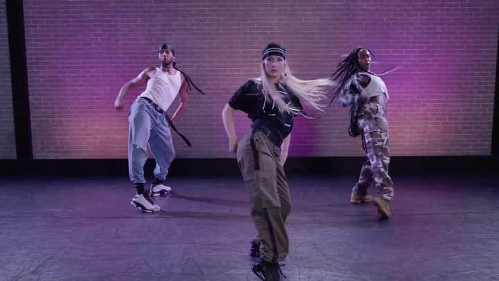 Nika Kljunのインスタグラム：「Nothing but gratefulness and love 💜🧡 #bringingbackthegoodies w/ @tajariley @itsjovannisoto 🔮⭐️🔥 #nikakljunchoreography . 🎵 @janetjackson - “Get It Out Me” . Thank you @clistudios for having me at your #the2020danceexperience ! Luv yah @teddyforance ! 🙏🏼 . 7 more classes to go!!! Get ready guys 😎👅💪🏼🥳🔥 . #danceclasses #livestreaming #onlinedanceclasses #onlinedance #dancelover #dancechoreography #janetjackson #nikakljun #tajariley #jovannisoto #clistudios #jazzfunk」