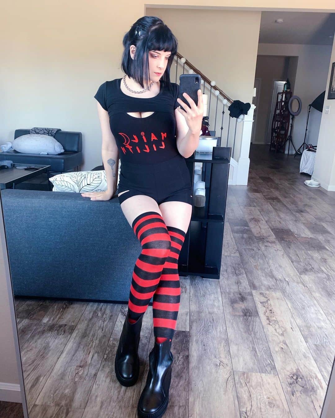 Tessaさんのインスタグラム写真 - (TessaInstagram)「My stream look/ #ootd from yesterday! I still feel bad for chickening out on Alien:Isolation but I couldn’t do it lmao 😭 Maybe I’ll get the courage up some other time? We’ll see.🙈🖤❤️」7月24日 5時09分 - hiso.neko