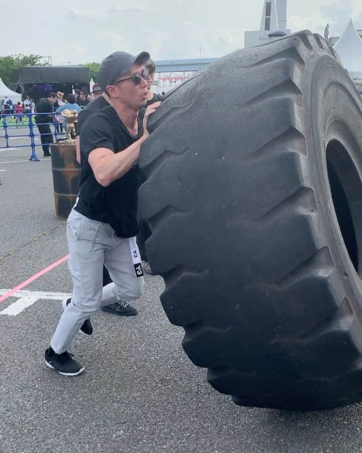 のインスタグラム：「300kg tire flip.  My body weight is 63kg.  ・ ・ ・ ・ 300kgのタイヤ。 また、タイヤひっくり返したい。 ✂︎−−−−−−−−−−−−−−−−−−−−− #airfootworks #japan  #streetworkout #calithenics #bodyweighttraining #fitness  #streetdance #newgenre #pioneer #nogravity#pullup #animationdance  #pullupdance #popping  #breakdance  #pantomime #フィットネス #筋トレ #トレーニング #自重トレーニング #エアフットワークス」