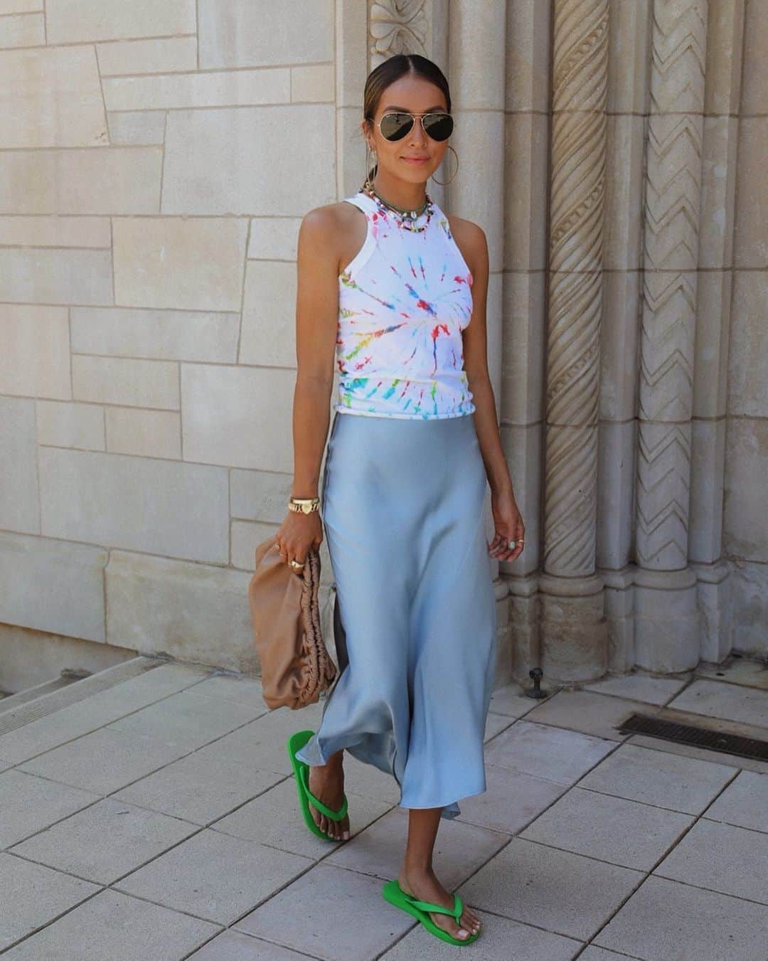 ジュリー・サリニャーナのインスタグラム：「tie dyee streetstyle. 🍡🍭🍥🍧 @bandier tank」