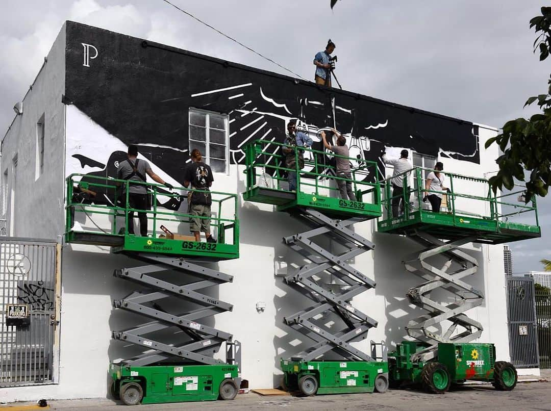 Shepard Faireyさんのインスタグラム写真 - (Shepard FaireyInstagram)「Throwing it back to the time @cleonpeterson and I collaborated on a mural exploring the themes of power, violence, and control together during Miami Art Basel in 2014! All of these shots were taken by street art photographer, @marthacoopergram, who dropped by to document. It’s always a pleasure to work with Cleon, and what an honor to be the focus of Martha’s lens! I’m looking forward to the day the three of us can work together in person again. -Shepard  #throwback #obey #obeygiant #shepardfairey」7月24日 5時39分 - obeygiant