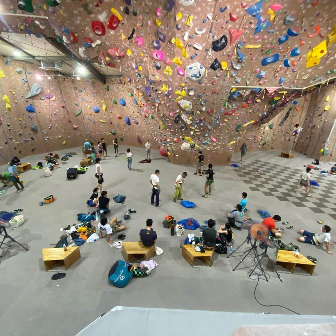 平山ユージさんのインスタグラム写真 - (平山ユージInstagram)「@climbparkbasecamp 新しいルートが先週沢山追加されました。全ての新ルートはやれていませんが5.10から5.13まで、粒揃いのナイスルートばかり✨✨連休のクライミングでぜひチャレンジしに来て下さい‼️ ビデオは先週セットされたナイスな5.13a💨💨  Setting a lot of new routes @climbparkbasecamp last week. I haven’t try every routes but most of routes from 5.10 to 5.13 are very special and nice to climb on✨✨hope that you guys can challenge them this holiday‼️ The vide is the one of nice new route 5.13a setting last week💨💨 #iruma #saitama#seibuilebukuroline #入間　#埼玉　#武蔵藤沢 #leadandboulder #biggym」7月24日 5時52分 - yuji_hirayama_stonerider