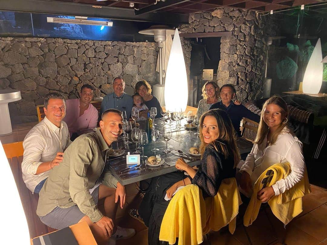 セルヒオ・カナレスさんのインスタグラム写真 - (セルヒオ・カナレスInstagram)「Cena en familia !! @cris.llorens @mcanales10 @10manu @carmenlaguna . #abueloseternos #india」7月24日 5時53分 - sergiocanalesoficial