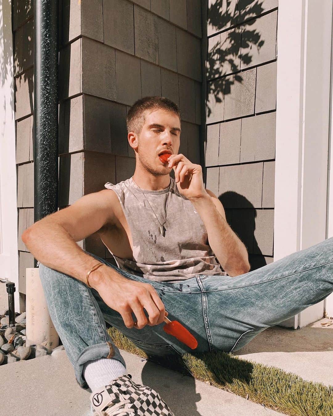ジョーイ・グレーセッファのインスタグラム：「have a mental breakdown but make it fashion 👁👄👁 guess the popsicle flavor 💦」