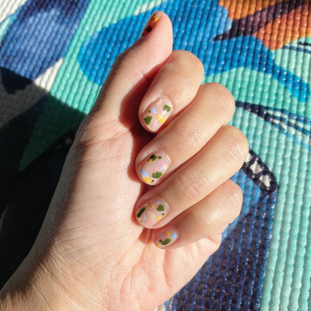 フリーディアのインスタグラム：「Playing with nails. It’s not what I imagined it to be 😂 But been getting lots of compliments on it so I thought I would share💕 Easy nail art with @essie and @j.hannah colors and a toothpick! * * 想像と違ったネイルアートだけど。褒められるからみんなにお見せしてます！笑　爪楊枝とネイルカラーで簡単アートしてみた✨ #nailart #nailcolor #nailpolish #essie #jhannahnailpolish #easynails #hands #summer #summernails」