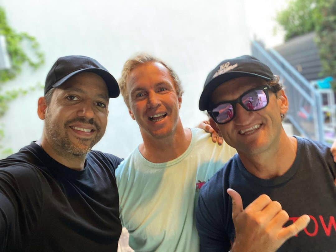 ケイシー・ネイスタットのインスタグラム：「a magician, a surfer, and a youtuber walk into a bar..」