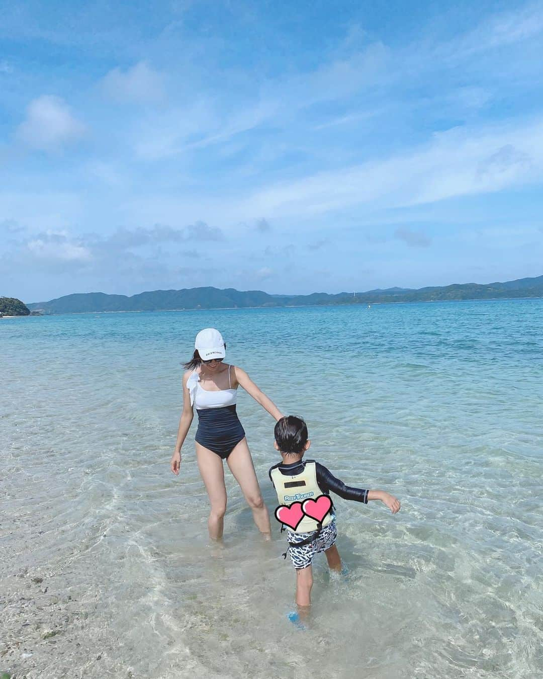 黒宮ニイナさんのインスタグラム写真 - (黒宮ニイナInstagram)「今日は海の日🏖 この連休はどこも行けないのでお家と近所の公園だけかな☺️  7月頭に、以前から言われていた主人のご実家のご先祖のお墓がある奄美大島にご両親も一緒にお参りも兼ねて行って来ました✨  初めてだったんですが、透明すぎる海とこんなにも青い空と海があるのかと改めて自然の綺麗さにため息がでました😆💙 子どもたちは朝から晩までプールと海三昧🏝特に息子は🤿デビューして、ずっと海に潜ってたなぁ☺️ おかげで真っ黒すぎて島の子になりました👦🏽  気分転換できてよかったね😁🌺  #ママ #2児ママ #男の子ママ #女の子ママ #2人育児 #3歳差兄妹 #海 #奄美大島 #家族旅行 #ママ水着 #水着 #ママ水着コーデ #ママファッション #ママライフ #海の日 #mama #mamafashion #mamalife #swimwear #alexiastam」7月23日 21時21分 - niina_pilates0827