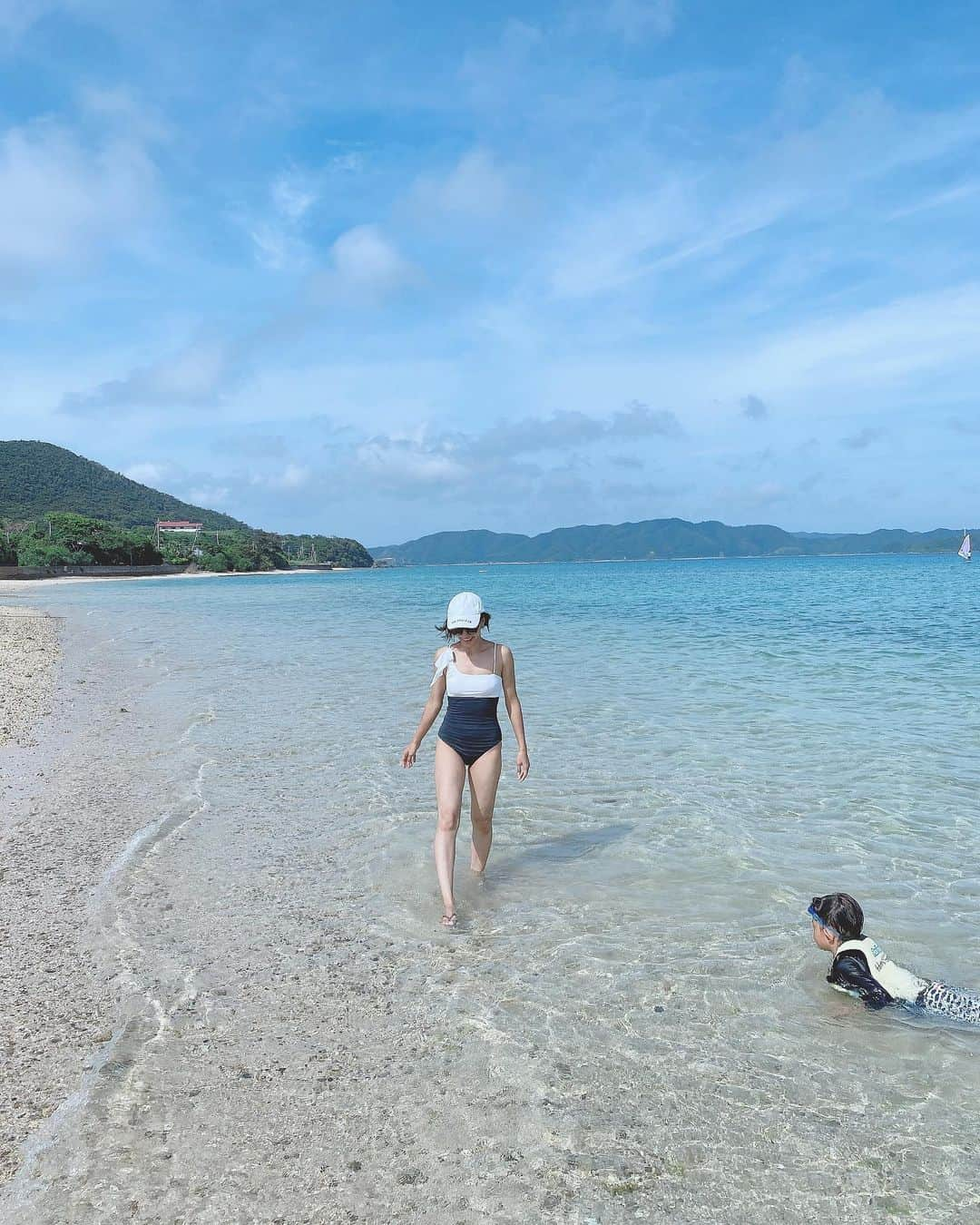 黒宮ニイナさんのインスタグラム写真 - (黒宮ニイナInstagram)「今日は海の日🏖 この連休はどこも行けないのでお家と近所の公園だけかな☺️  7月頭に、以前から言われていた主人のご実家のご先祖のお墓がある奄美大島にご両親も一緒にお参りも兼ねて行って来ました✨  初めてだったんですが、透明すぎる海とこんなにも青い空と海があるのかと改めて自然の綺麗さにため息がでました😆💙 子どもたちは朝から晩までプールと海三昧🏝特に息子は🤿デビューして、ずっと海に潜ってたなぁ☺️ おかげで真っ黒すぎて島の子になりました👦🏽  気分転換できてよかったね😁🌺  #ママ #2児ママ #男の子ママ #女の子ママ #2人育児 #3歳差兄妹 #海 #奄美大島 #家族旅行 #ママ水着 #水着 #ママ水着コーデ #ママファッション #ママライフ #海の日 #mama #mamafashion #mamalife #swimwear #alexiastam」7月23日 21時21分 - niina_pilates0827