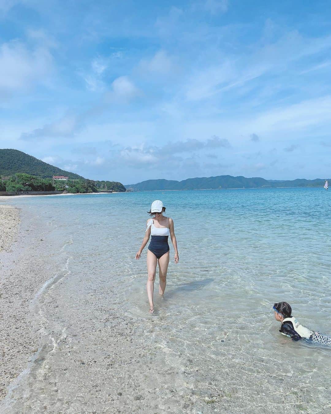 黒宮ニイナのインスタグラム：「今日は海の日🏖 この連休はどこも行けないのでお家と近所の公園だけかな☺️  7月頭に、以前から言われていた主人のご実家のご先祖のお墓がある奄美大島にご両親も一緒にお参りも兼ねて行って来ました✨  初めてだったんですが、透明すぎる海とこんなにも青い空と海があるのかと改めて自然の綺麗さにため息がでました😆💙 子どもたちは朝から晩までプールと海三昧🏝特に息子は🤿デビューして、ずっと海に潜ってたなぁ☺️ おかげで真っ黒すぎて島の子になりました👦🏽  気分転換できてよかったね😁🌺  #ママ #2児ママ #男の子ママ #女の子ママ #2人育児 #3歳差兄妹 #海 #奄美大島 #家族旅行 #ママ水着 #水着 #ママ水着コーデ #ママファッション #ママライフ #海の日 #mama #mamafashion #mamalife #swimwear #alexiastam」