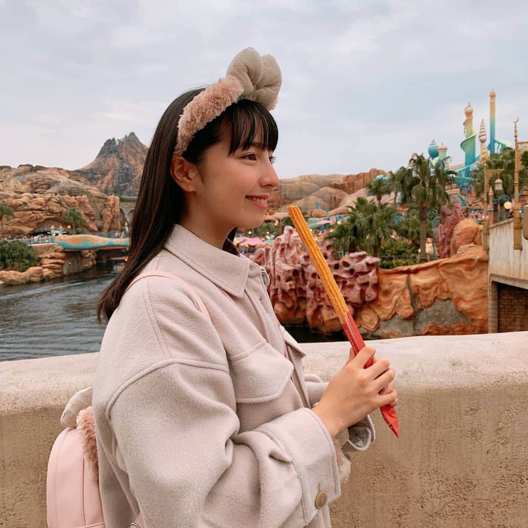 小高サラさんのインスタグラム写真 - (小高サラInstagram)「こんばんは🌙 今日から4連休ですね！  もうひとつディズニーの写真を投稿させていただきます☺︎  あ、どっちもチュロスだ  ポテト味ときなこ味🤩  この日はいっぱい食べたけど夢の国だからカロリーゼロ🙆‍♀️  #Disney#disney#disneysea#ディズニー#ディズニーシー#クリスマスディズニー#東京ディズニーシー#シェリーメイ#チュロス#ディズニーチュロス#カロリーゼロ理論#再び」7月23日 21時21分 - sara_odaka_official