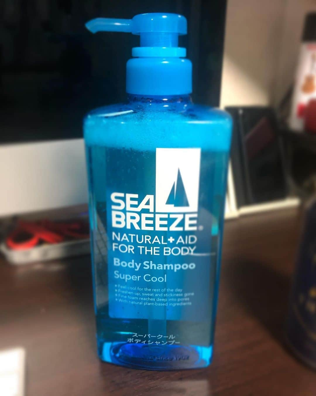 ダイゴさんのインスタグラム写真 - (ダイゴInstagram)「『SEABREEZE(シーブリーズ) スーパークール ボディシャンプー 600ml』 こんばんは😎先日僕の好きなYouTuberの『マコなり社長』が『暑い夏　涼しく過ごせるグッズ』という動画をUPしていた中で、このボディーシャンプーがヤバイ🧴との事から速攻Amazonの購入ボタンをポチりました🤣 . コロナ禍でも早くくるAmazon🤣早速使ってみた所・・・寒っ🥶って思うくらいスースーしますね🤣男しかわからないですが、パンツの中もスースーしてます😏この夏はシーブリーズで乗り切りましょう👍 . てな事をブログで書きたいんですが、WordPressがパニック中で、ブログが書けませぬ😭 . 📺本日のYouTubeは‼️ 『Rain  Pay money To my Pain』 https://youtu.be/wSglZwUComY . .  📻フォローお願いします🥺📻 ※クリックでプロフィールへ 👇👇👇👇👇 @olliesdaigo . . 🃏🃏🃏シェア拡散お願いします🃏🃏🃏 . 🦩YouTube 『オーリーズの音楽室』 チャンネル登録はこちら👇 https://www.youtube.com/channel/UCRNSrIvuoQZNmCHD6BHxF-A?view_as=subscriber 検索する時は➡︎『オーリーズ』 . 📜ブログ『オーリーズの音楽室』はコチラ👇👇👇 https://theollies.xyz/ . . 🎲🎲🎲 Instagram 🎲🎲🎲 https://www.instagram.com/olliesdaigo . . 🎲🎲🎲 Twitter 🎲🎲🎲 https://twitter.com/olliesdaigo . . 🎲🎲🎲 facebook 🎲🎲🎲 https://www.facebook.com/profile.php?id=100006030521245 . . . #theollies #zerocity #オリオンの夜 #愛犬みき #後悔と始まりの歌 #美祢市 #山口県 #カバー曲 #拡散希望 #弾き語り #ギター初心者 #チャンネル登録お願いします #youtuber好きな人と繋がりたい #シーブリーズ #マコなり社長 #ボディーソープ」7月23日 21時22分 - olliesdaigo