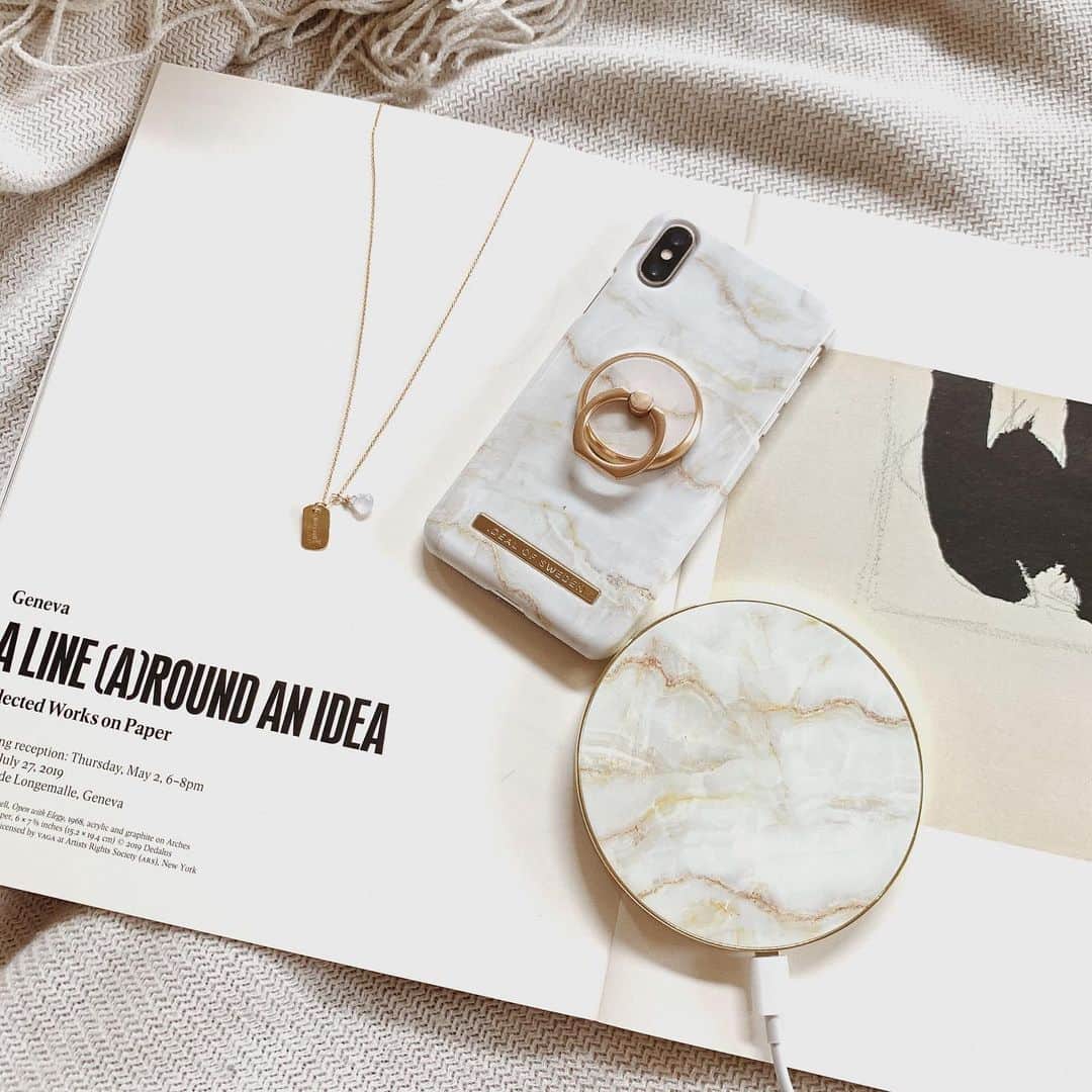 野澤麗花のインスタグラム：「new IDEAL case🤍 By @idealofsweden . 動物に優しく(100%Vegan &cruelty-free)、フェアトレードで作られてるんだって🌻 . 柄も種類も豊富でとっても迷った☺︎ . 他にも、売り上げの一部を寄付していたり、100%リサイクル梱包資材を使ってたり、有害プラスチックは不使用だったり、動物にも人にも地球にも優しいブランドなのです🌏 . スマホリングはマグネットだから気分によって位置を変えたり外したりできるよ✌︎🤍 . ”reikanozawa10” のコードを使うと10%offになります☺︎さらに今buy 1, get 1 freeキャンペーン中らしいので覗いてみてください💛 . In paid collaboration with #idealsofsweden」