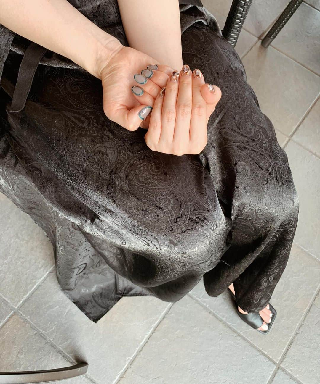 古川貴絵さんのインスタグラム写真 - (古川貴絵Instagram)「ｎｅｗ　ｎａｉｌ🖤 最近シンプルが続いたから ちょっとごちゃごちゃにしたよ〜🥰 左右どっちも可愛いけど、ブルーは新鮮だし 左手はチョコっぽくて美味しそうでしょ？🖤笑 #キエネイル #ネイル #nail」7月23日 21時25分 - _kiegram