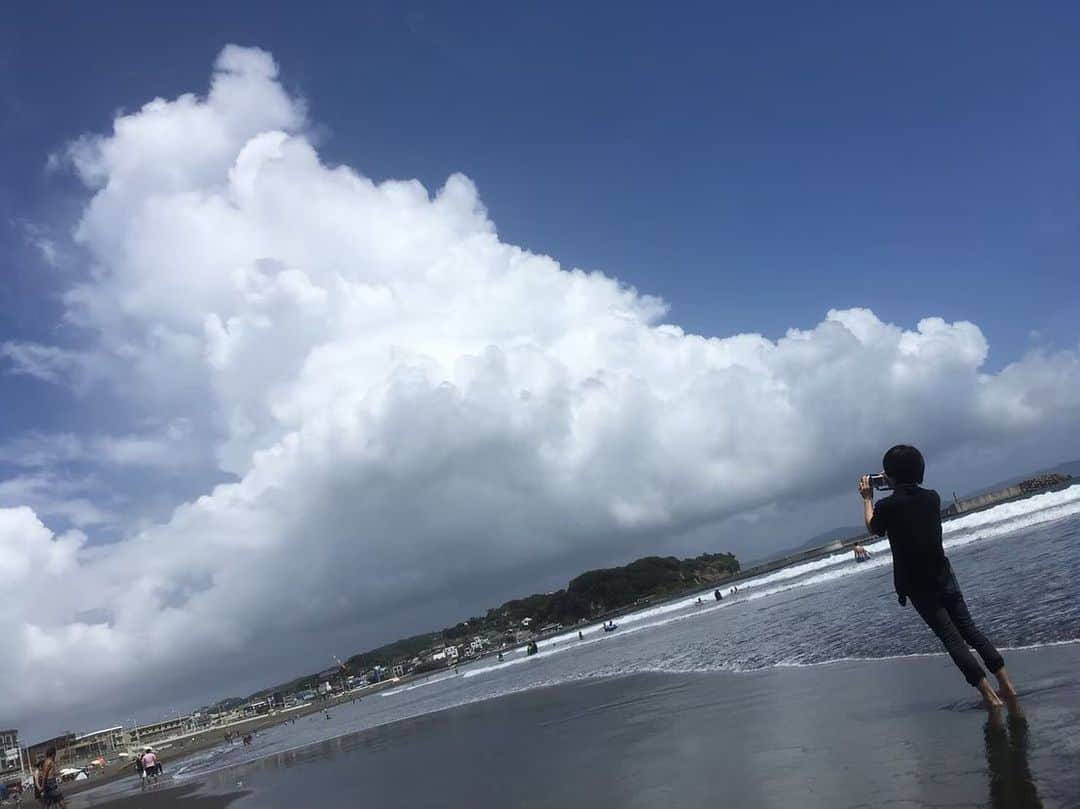 おいしくるメロンパンさんのインスタグラム写真 - (おいしくるメロンパンInstagram)「. 不定期でオフショットをアップしていきます😉 . 本日は海の日ということで、海のロケーションより⛱ . #おいしくるメロンパン #オフショット #海の日」7月23日 21時26分 - oisiclemelonpan_official