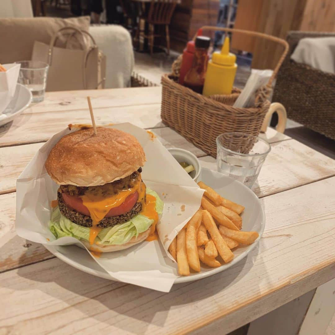 山田悠希さんのインスタグラム写真 - (山田悠希Instagram)「🍔 * 動物性食材一切不使用のレストラン このバーガーもお肉入ってない🥺 でも肉うめぇ！って思いながら食べてた(それくらいわからない) 味が美味しいならなんでも食べたい☺️ * #池袋#池袋カフェ#vegan #ainsoph#アインソフ#アインソフソア #ビーガンカフェ#ベジタリアンカフェ」7月23日 21時26分 - yukiyuki57