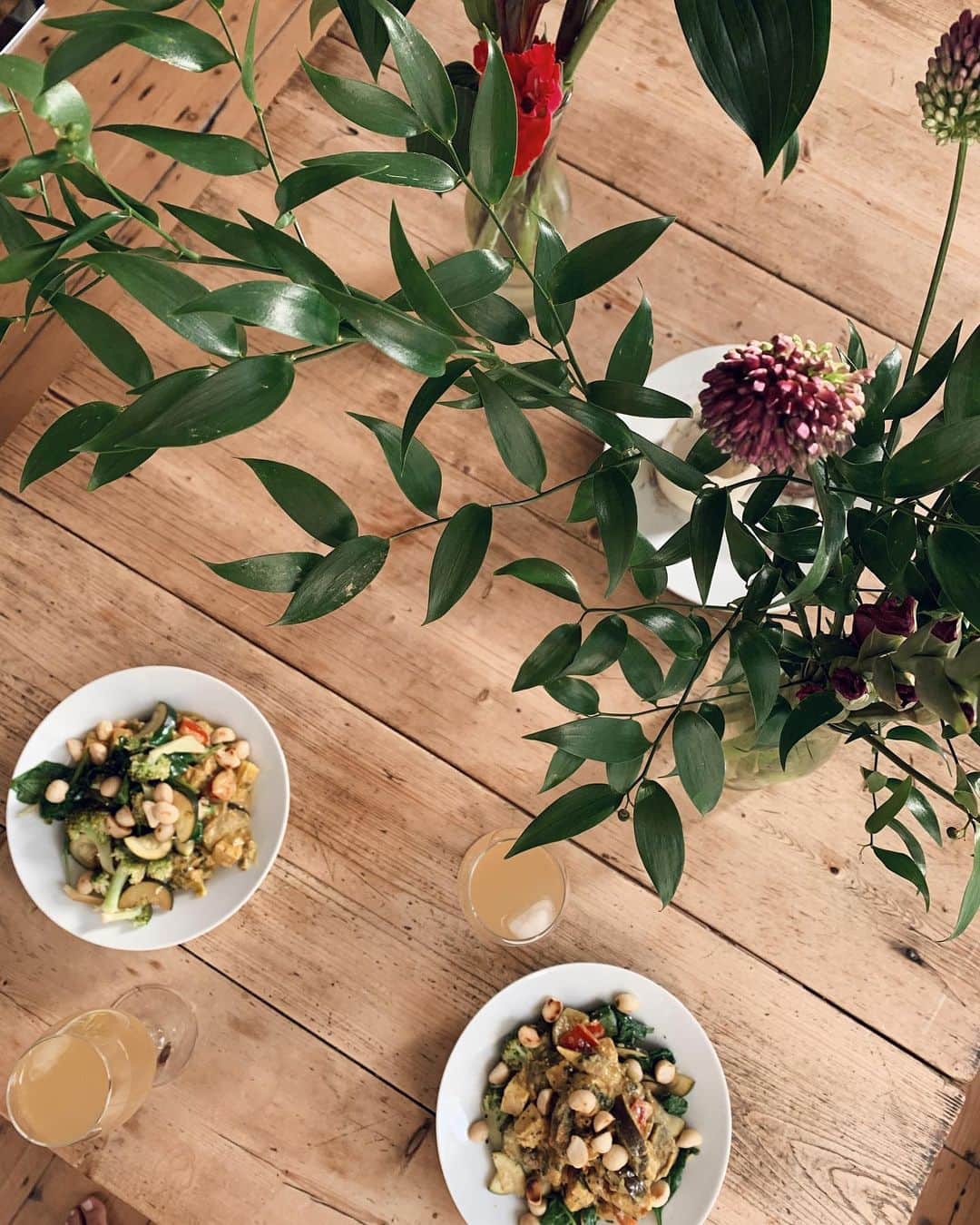 Amelia Zadroのインスタグラム：「As promised ! This delectable satay tofu curry recipe is on my blog ! (Link in bio) Enjoy 💛💛💛💛」