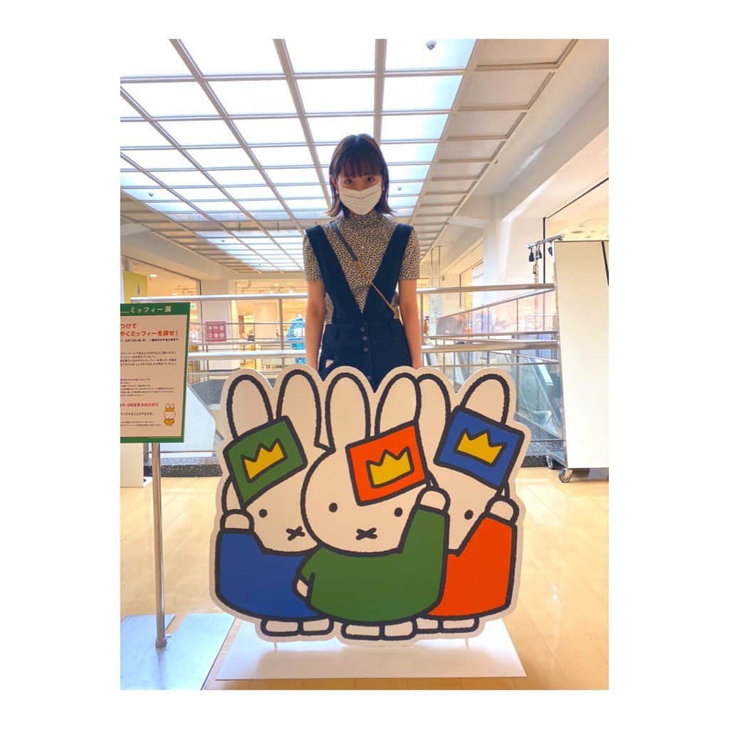 大友敏美のインスタグラム：「ミッフィー展！！！🐰❤️楽しかった😭💓コロナ怖かったから高いマスクして行ったのでした😭⚡️⚡️← グッズ売り場密すぎ🙄怖 #ミッフィー展 #miffy #ナインチェプラウス #ぐうかわ #うさこちゃん #フィギュア買った💕 #フライパン新しいの欲しい #え #久しぶりの更新でした #大友元気 #桃華園とパ軒食べたいから敦賀帰りたい #お盆も帰れんな😑」