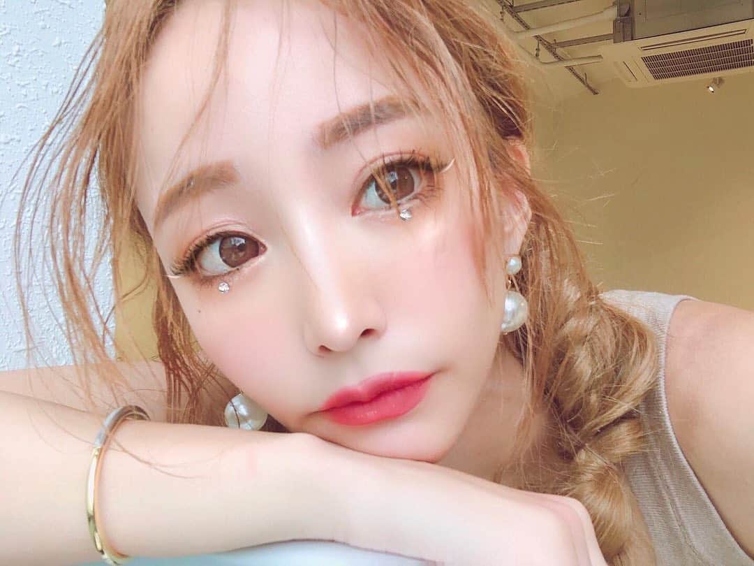 武田静加さんのインスタグラム写真 - (武田静加Instagram)「. . . . 気がつけば1週間投稿してなかった😲✨ 旅行が減ると全然写真撮らなくなるね😔困 . . . 最近ヤフークリエイターズのヨガ動画撮影してた時の📸でス✨ ニュアンスの前髪や癖毛ヘアが大好き💛。 . . . 今月もリタッチ&スペシャルトリートメントで艶髪☺️💕 RIP hair salon(渋谷表参道) @hayato_imaoka  いつもありがとッ！✨ . . . #武田静加#モデル#撮影 #hairmake#make#makeup#カラコン#ヘアメイク#メイクアップ#selfie #self #selfmade #selfietime #セルフィー#style#巻き髪#japan#日本#model#shooting#haircolor #hairsalon」7月23日 21時29分 - takedashizuka0517